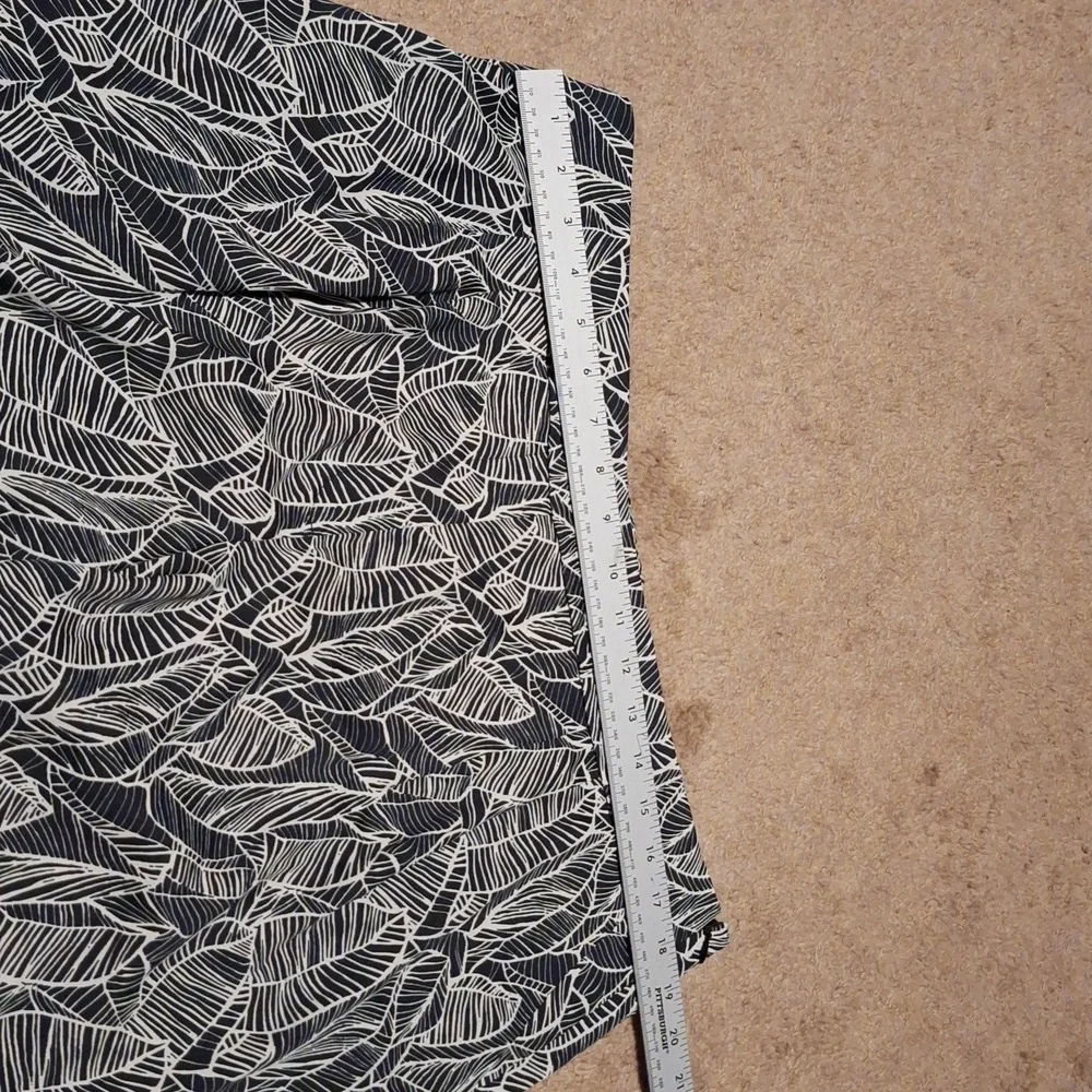 NWT/Loft black and white design shorts size large